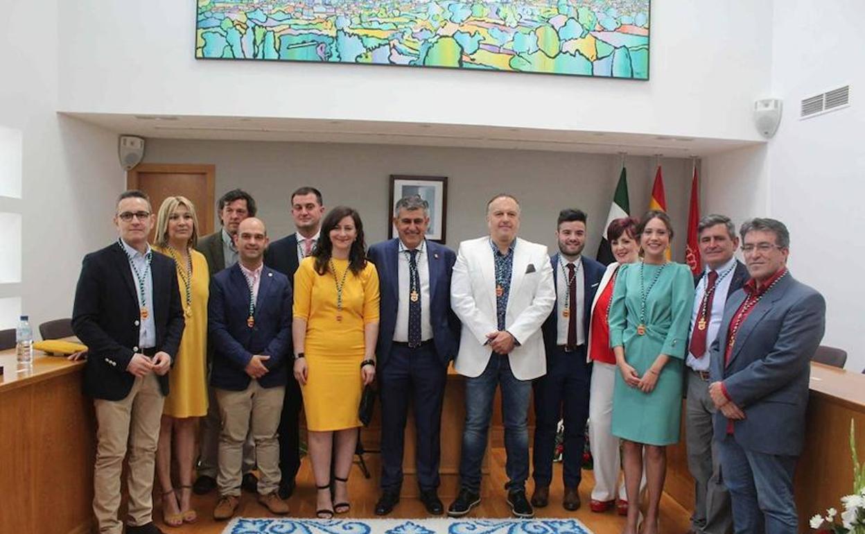 Los concejales del Ayuntamiento posan para la foto 