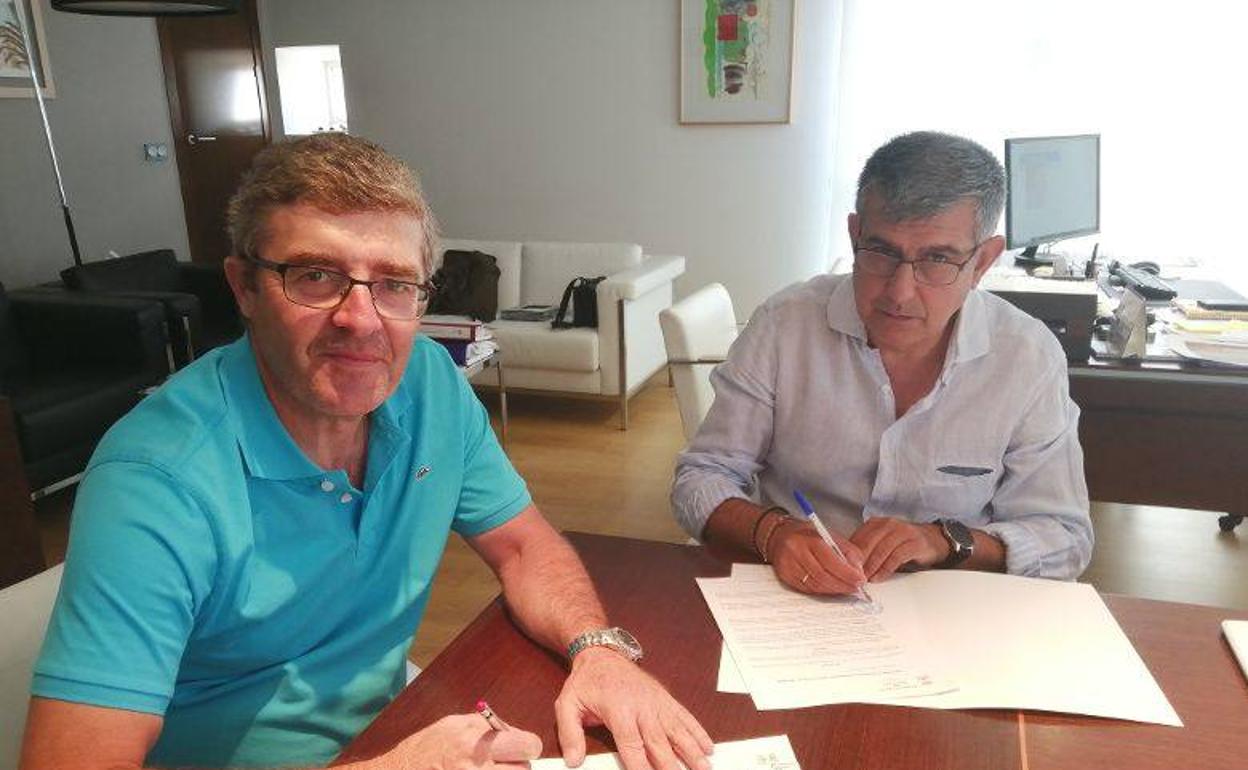 José Manuel Romera, presidente del C.C. Miajads, y Antonio Díaz, alcalde. 