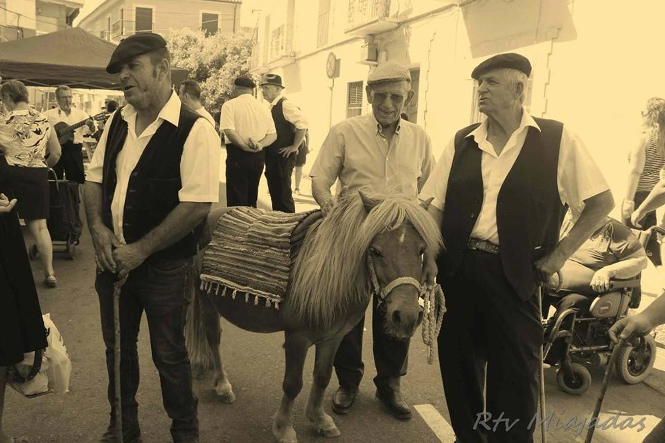 La localidad de Miajadas celebró el pasado fin de semana una bonita jornada en la que el centro del pueblo rememoró cómo eran las ferias de agosto en 1854. Decenas de vecinos, ataviados con la ropa de la época, disfrutaron de un evento singular y que estuvo orgnizado por la Sociedad Histórica Villa de Miajadas. 