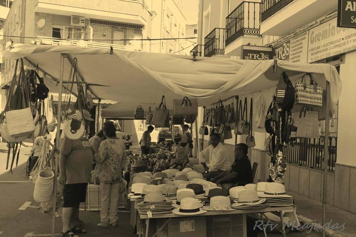 La localidad de Miajadas celebró el pasado fin de semana una bonita jornada en la que el centro del pueblo rememoró cómo eran las ferias de agosto en 1854. Decenas de vecinos, ataviados con la ropa de la época, disfrutaron de un evento singular y que estuvo orgnizado por la Sociedad Histórica Villa de Miajadas. 