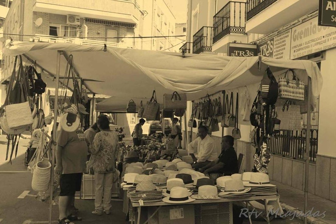 La localidad de Miajadas celebró el pasado fin de semana una bonita jornada en la que el centro del pueblo rememoró cómo eran las ferias de agosto en 1854. Decenas de vecinos, ataviados con la ropa de la época, disfrutaron de un evento singular y que estuvo orgnizado por la Sociedad Histórica Villa de Miajadas. 