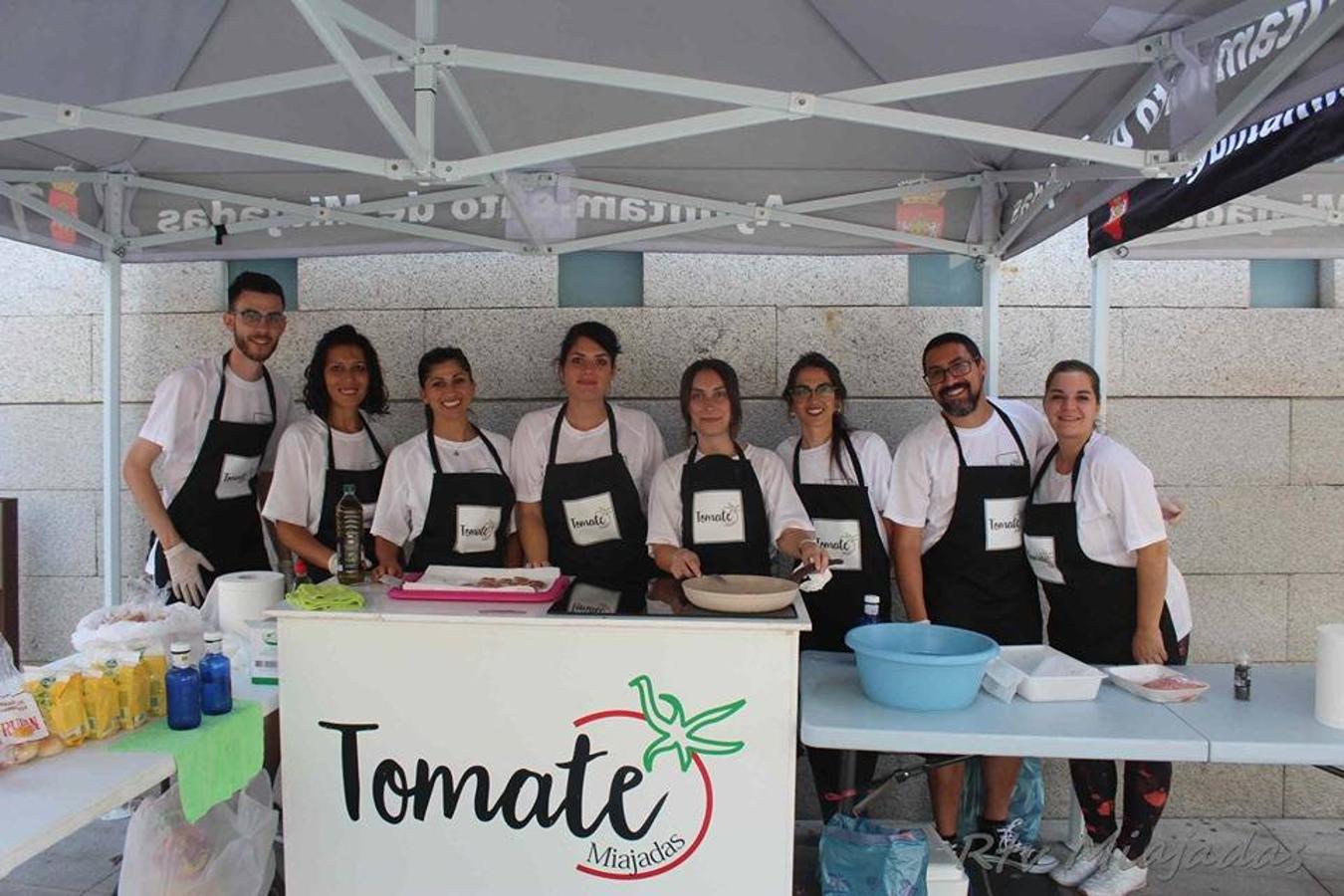 Folklore, gastronomía, música y claro está, mucho tomate. El fin de semana del 19 al 21 de julio la localidad miajadeña volvió a volcarse un año más con el alimento que caracteriza a Miajadas: el tomate. Tres días cargados de festividad en una tercera edición que mejora el nivel de años anteriores, objetivo perseguido por parte del consistorio. 