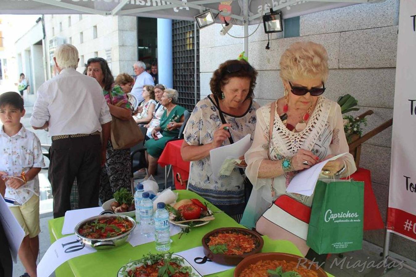 Folklore, gastronomía, música y claro está, mucho tomate. El fin de semana del 19 al 21 de julio la localidad miajadeña volvió a volcarse un año más con el alimento que caracteriza a Miajadas: el tomate. Tres días cargados de festividad en una tercera edición que mejora el nivel de años anteriores, objetivo perseguido por parte del consistorio. 