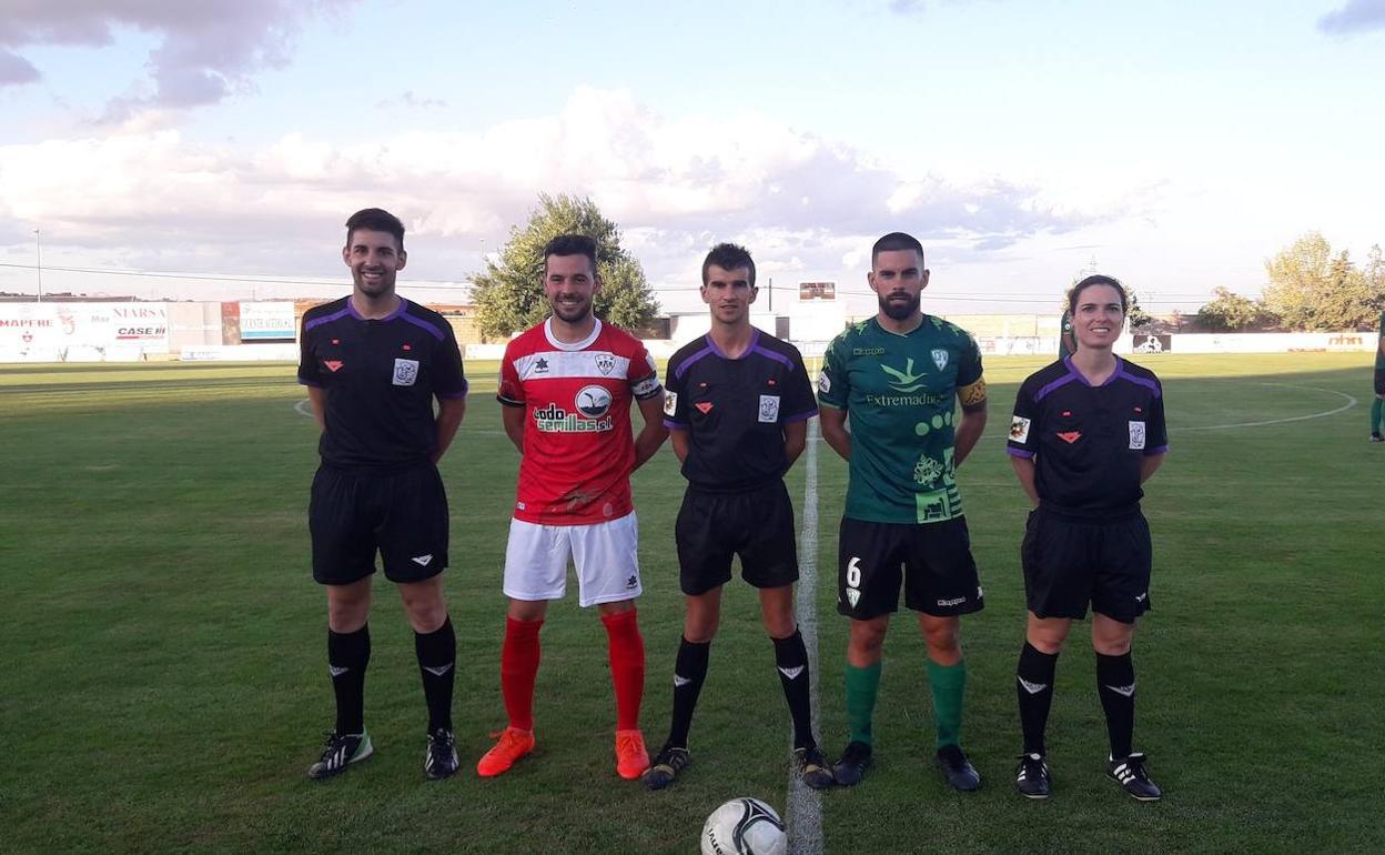 Los capitanes y el trio arbitral posan para los medios gráficos 