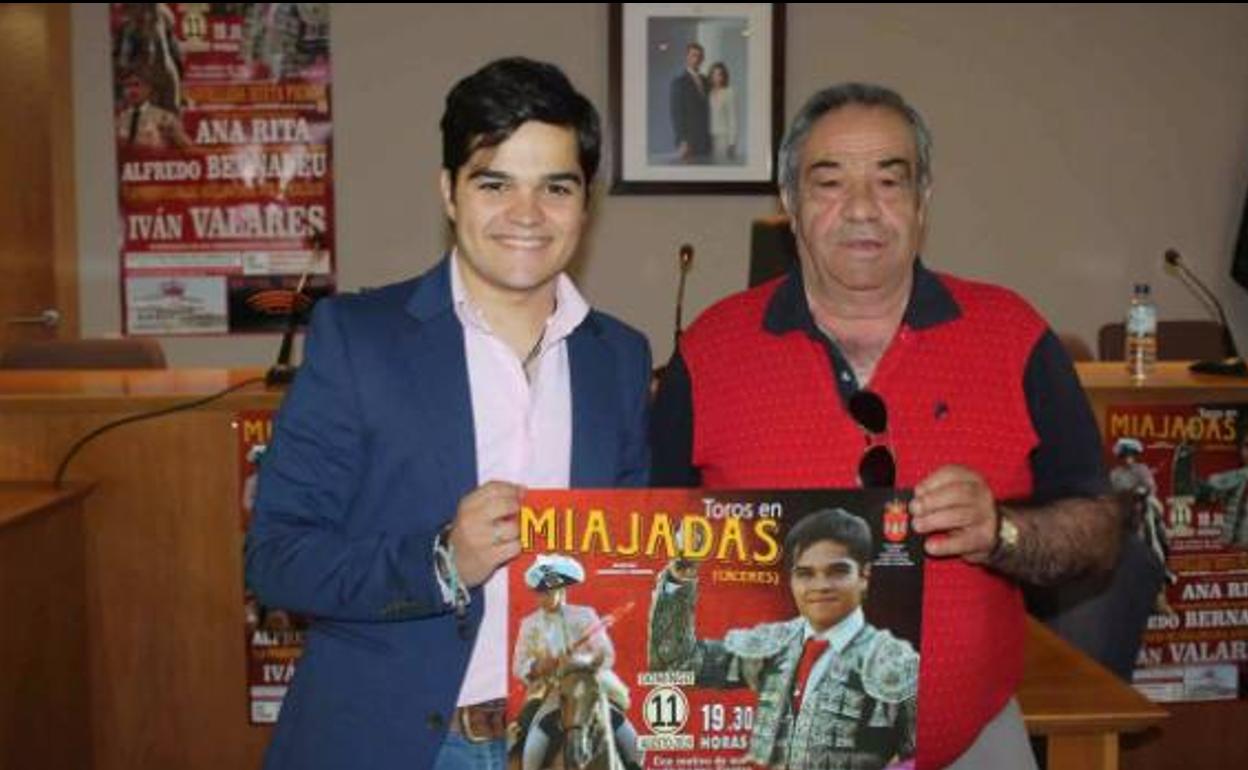 Iván Valares y Juan Pizarro posan con el cartel del festejo 