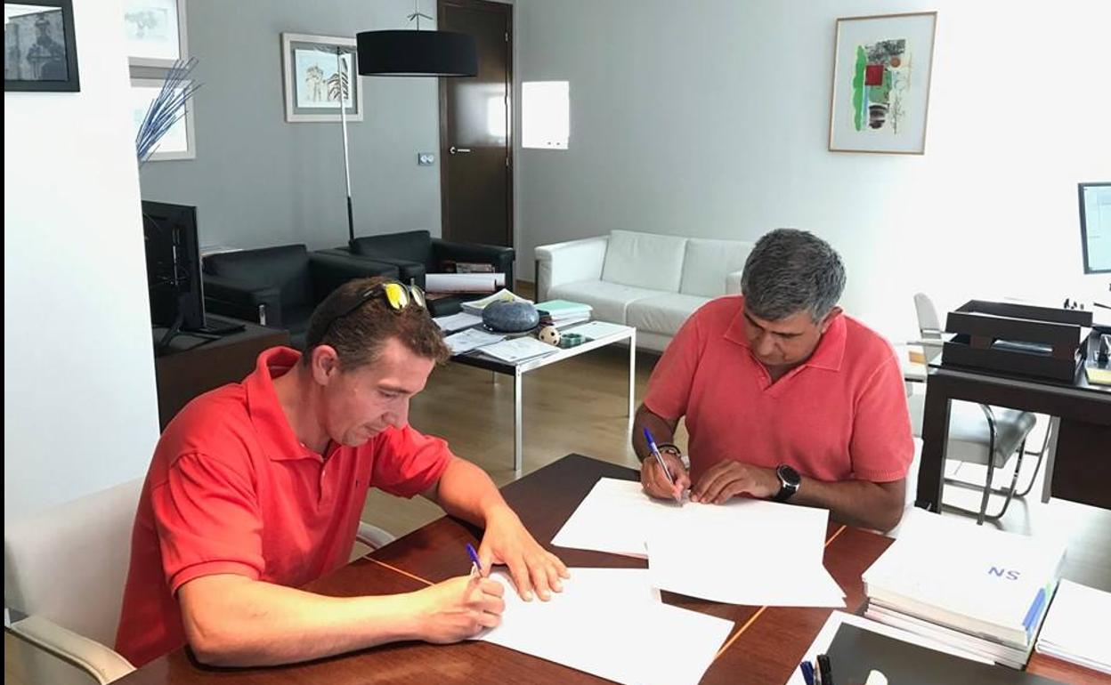 El presidente Miguel Herrero y el alcalde Antonio Díaz firman el convenio 