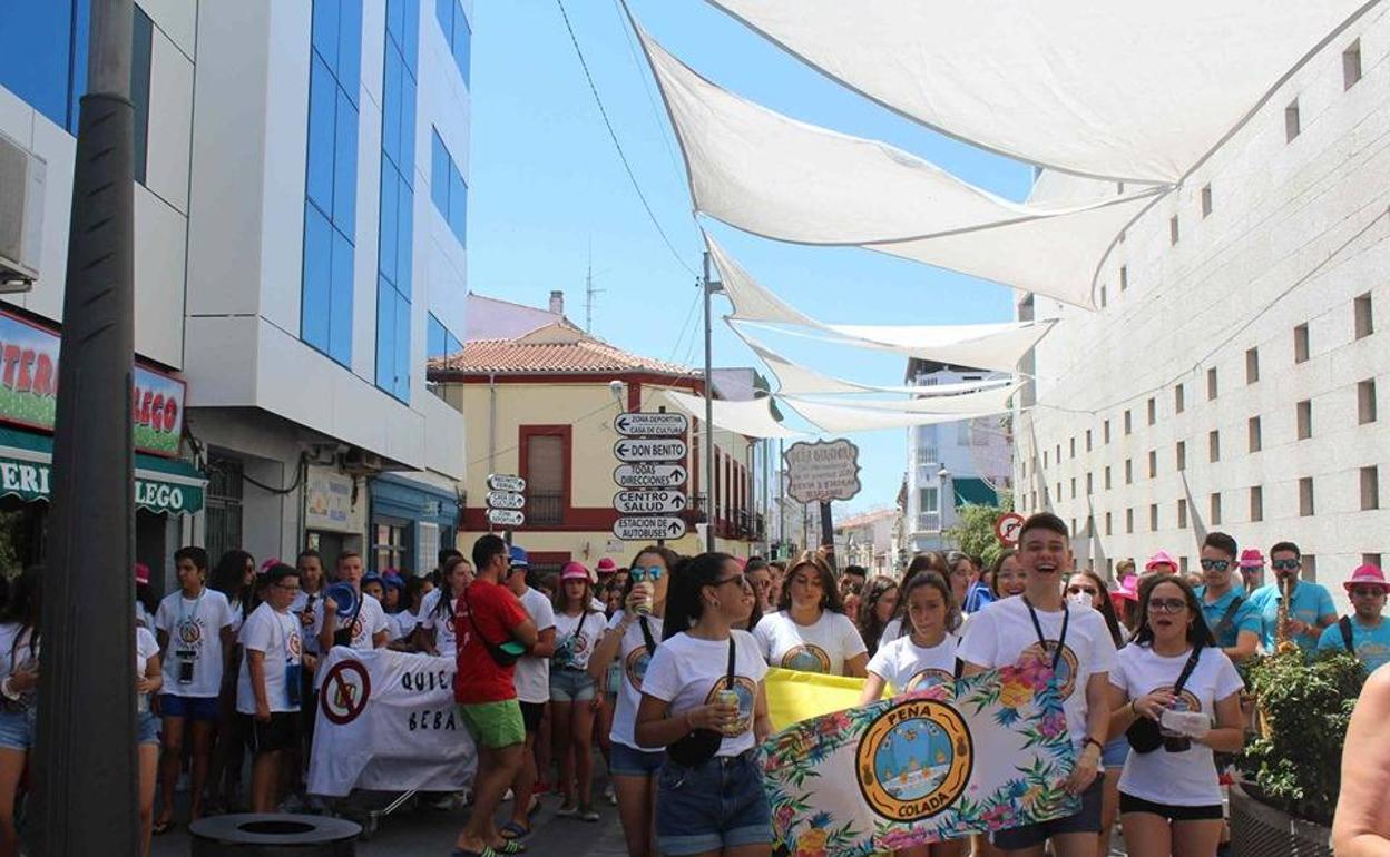 Cientos de personas celebran las fiestas en el centro del pueblo 