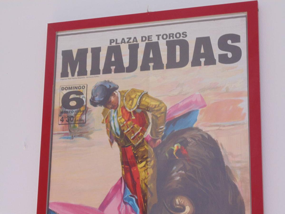 Desde el 2 de agosto y hasta el 30 del mismo mes se exponen en Miajadas múltiples muestras de arte de diversos autores. Maquetas, colecciones taurinas, pintura o recuerdos de cine, todo tiene cabida en este espacio tan singular de Miajadas