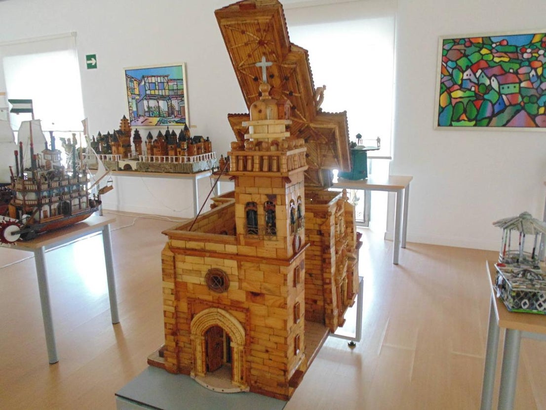 Desde el 2 de agosto y hasta el 30 del mismo mes se exponen en Miajadas múltiples muestras de arte de diversos autores. Maquetas, colecciones taurinas, pintura o recuerdos de cine, todo tiene cabida en este espacio tan singular de Miajadas