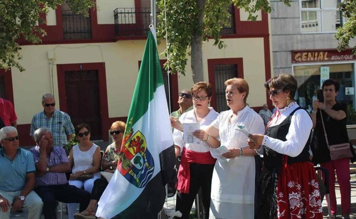 Mujeres izan la bandera de Extremadura 