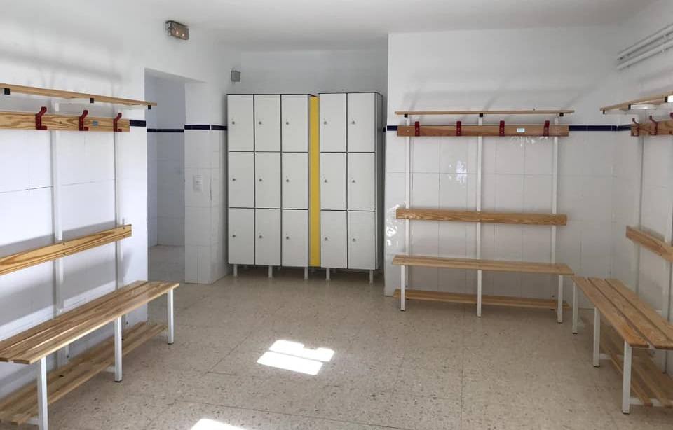Nuevo mobiliario de uno de los vestuarios del Estadio Municipal de Miajadas