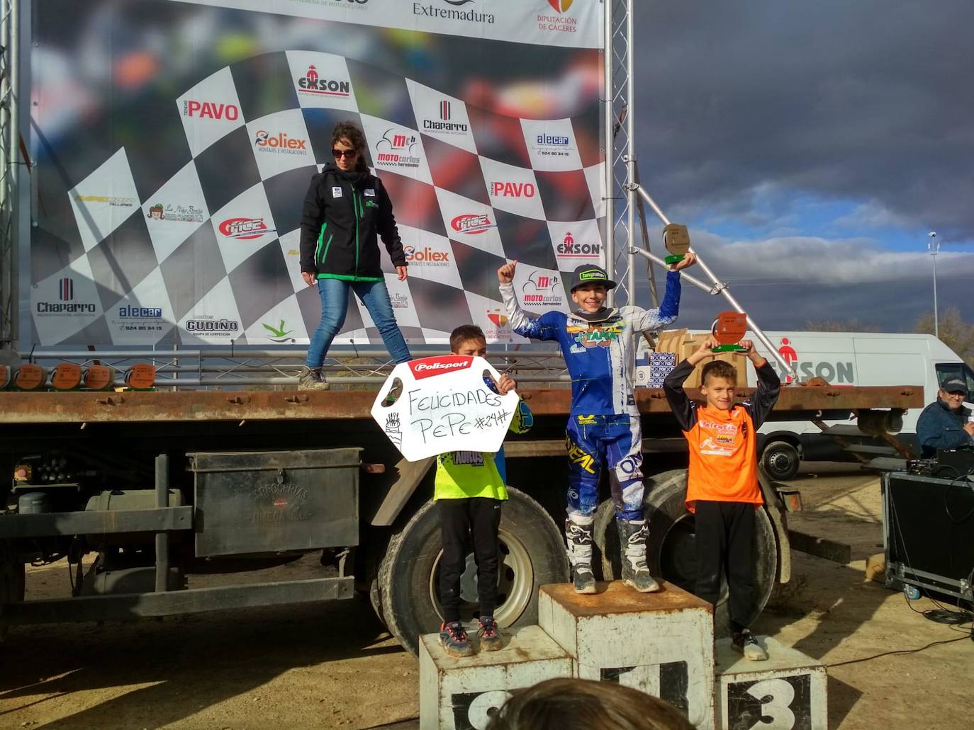 Samuel Tapia en el puesto más alto del podio en el circuito 'El Piloto' de Miajadas / 