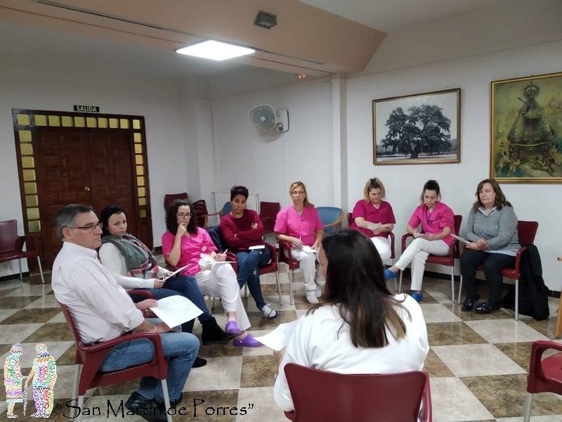 Ana Nievas, Supervisora de enfermería de San Martín de Porres, imparte el curso 'Botiquín y atención de urgencias' a diez auxiliares del centro / 