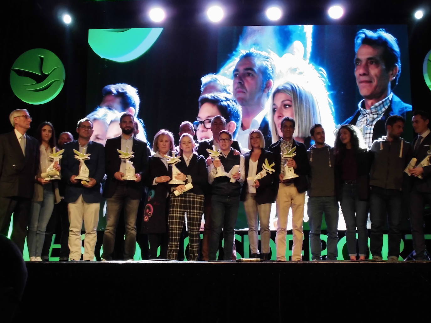 Foto de familia de los premiados / 