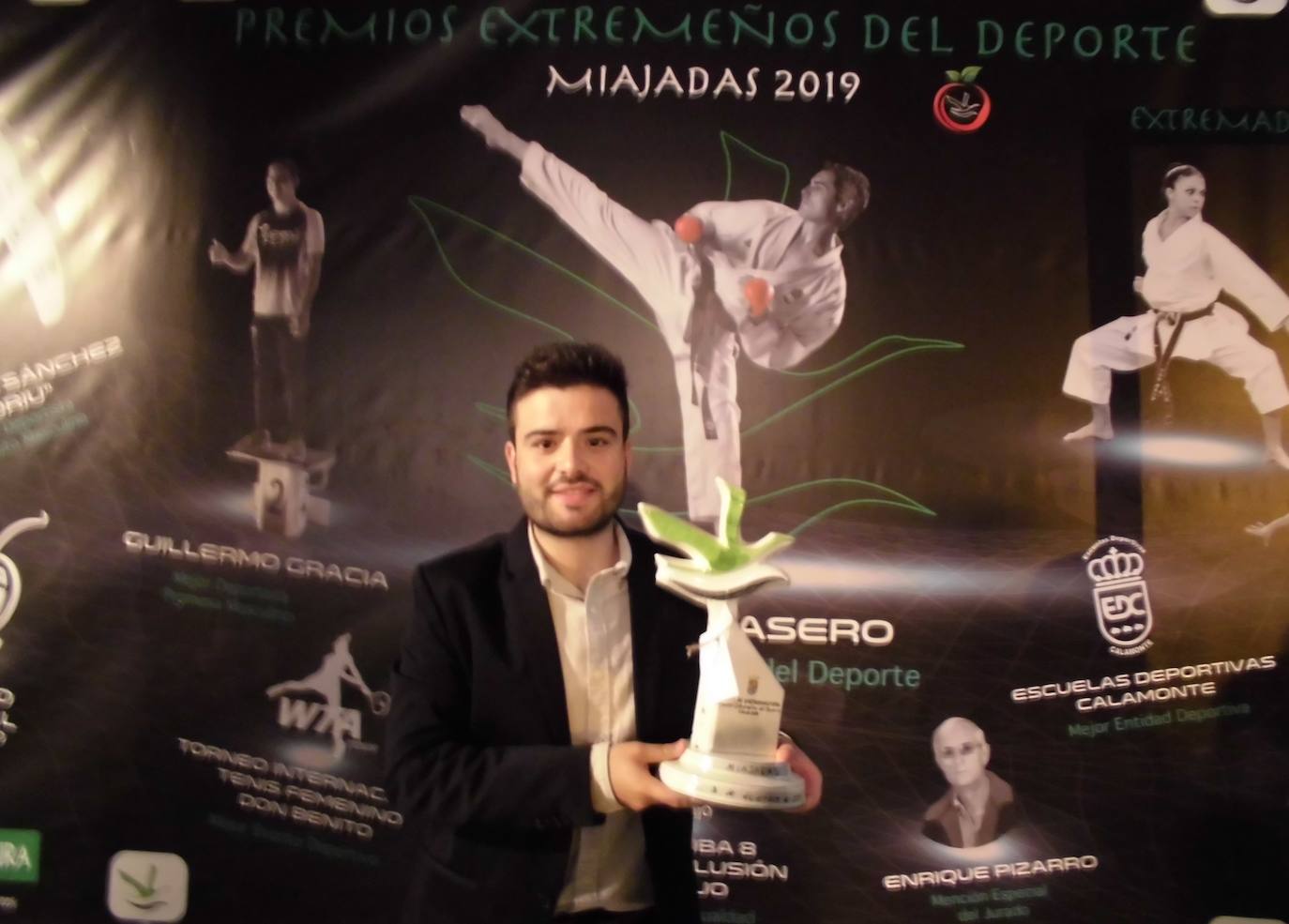 El concejal de Deportes de Miajadas, Jesús Sánchez, posa con el galardón entregado al Ayuntamiento de la localidad por su labor en la gala / 
