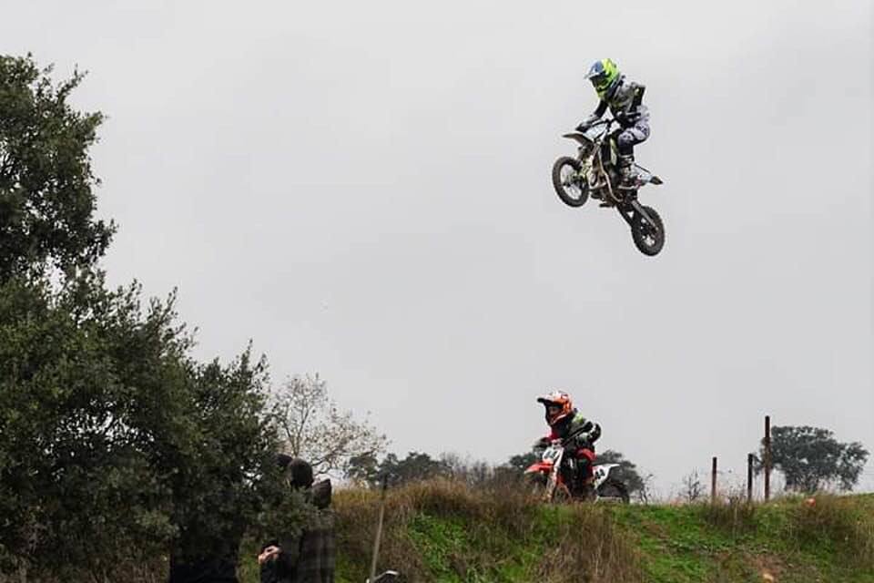 Samuel Tapia en un espectacular salto en la carrera celebrada ayer en Pueblonuevo de Miramontes / 