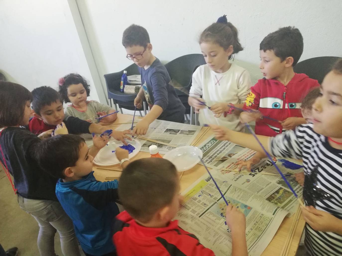 Los alumnos disfrutaron con las manualidades de pintura / 