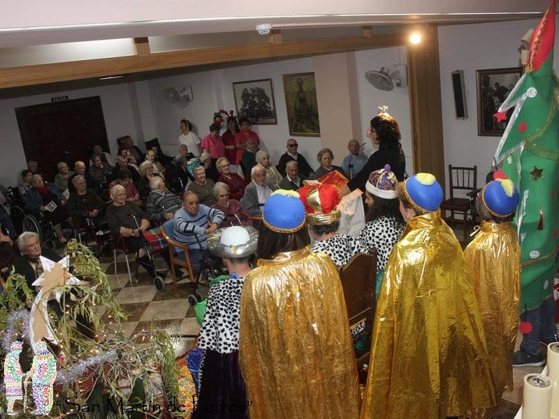 Recepción de los Reyes Magos en la residencia de mayores San Martín de Porres de Miajadas / 