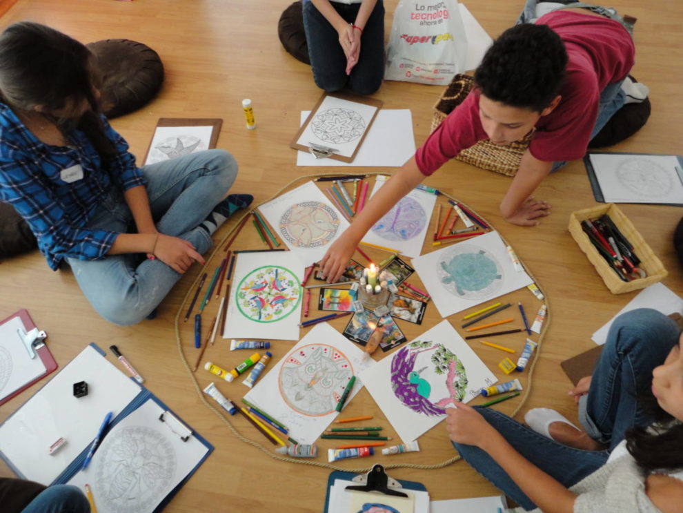 Niños coloreando mandalas / 