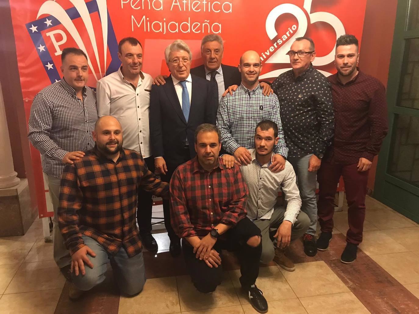 Foto de familia de socios de la Peña Atlética Miajadeña con Enrique Cerezo y Cacho Heredia / 