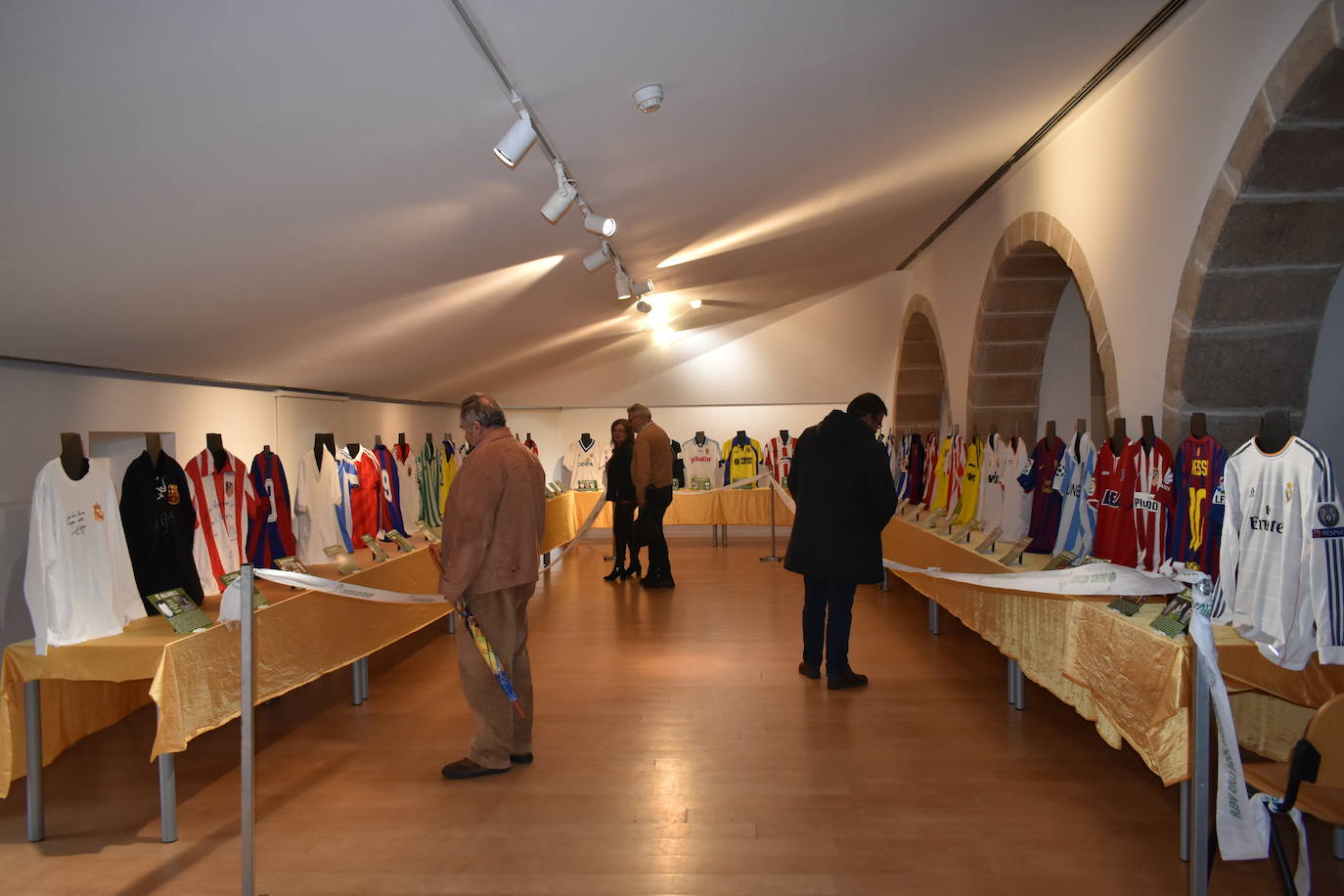 Exposición 'Una camiseta, una historia' en el Palacio Obispo Solís de Miajadas 