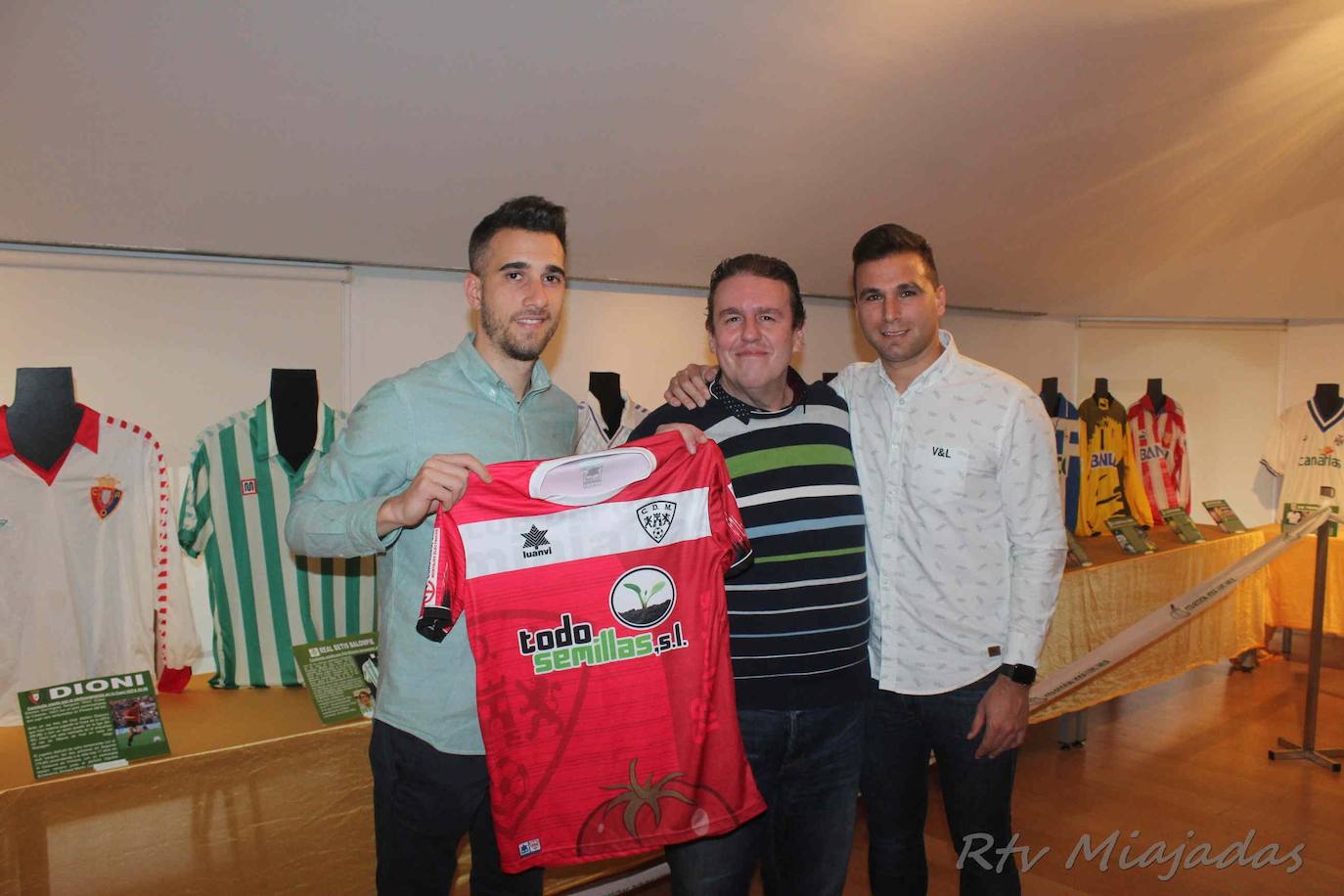 Carlos Pizarro, entrenador del C.D. Miajadas, José Luis Vela, dueño de la exposición y periodista deportivo, y Edu Alonso, Subdirector deportivo del equipo miajadeño 