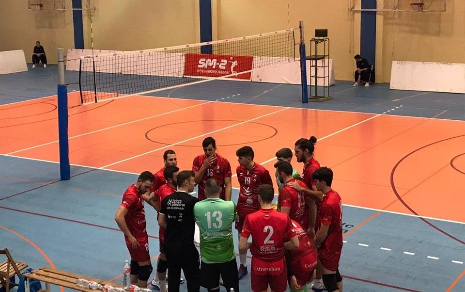 Los jugadores miajadeños reciben instrucciones en el partido en Palencia 
