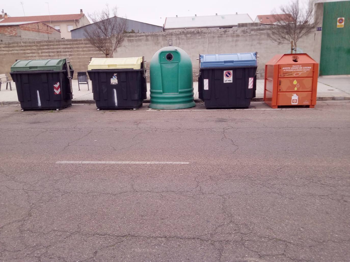 Contenedores situados en la Avenida Cruz de los Pajares de Miajadas 
