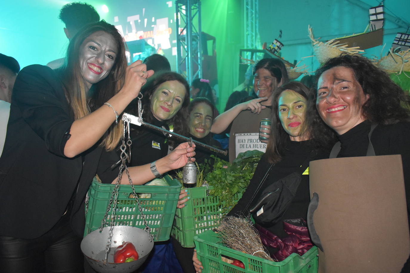 El fin de semana de Carnaval en Miajadas abrió lleno de actividades para el disfrute de pequeños y mayores.Los más pequeños deleitaron a los vecinos con sus desfiles llenos de color, con los colegios Sagrado Corazón, Nuestra Señora de Guadalupe, García Siñeriz o las escuelas Arco Iris, Majetes, y Jardín de Infancia Acuarela.Anoche se celebró el exitoso concurso de disfraces, un calentamiento para el Gran Desfile de Carnaval del sábado. Bajo el lema de este año 'La huerta miajadeña', más de 500 personas se concentraron en la carpa habilitada en la plaza. El primer premio, de 200 euros, fue a parar a manos del grupo de tractores 'El precio justo', el segundo premio, que consistía en 150 euros, fue otorgado al grupo 'Los paradores de Miajadas', y el cheque de 75 euros del tercer premio fue entregado al grupo 'Nos falta un hervor'. 