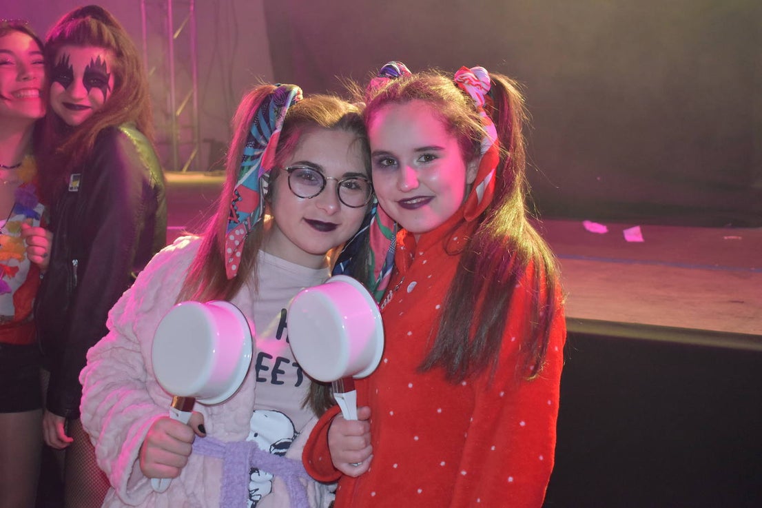 El fin de semana de Carnaval en Miajadas abrió lleno de actividades para el disfrute de pequeños y mayores.Los más pequeños deleitaron a los vecinos con sus desfiles llenos de color, con los colegios Sagrado Corazón, Nuestra Señora de Guadalupe, García Siñeriz o las escuelas Arco Iris, Majetes, y Jardín de Infancia Acuarela.Anoche se celebró el exitoso concurso de disfraces, un calentamiento para el Gran Desfile de Carnaval del sábado. Bajo el lema de este año 'La huerta miajadeña', más de 500 personas se concentraron en la carpa habilitada en la plaza. El primer premio, de 200 euros, fue a parar a manos del grupo de tractores 'El precio justo', el segundo premio, que consistía en 150 euros, fue otorgado al grupo 'Los paradores de Miajadas', y el cheque de 75 euros del tercer premio fue entregado al grupo 'Nos falta un hervor'. 
