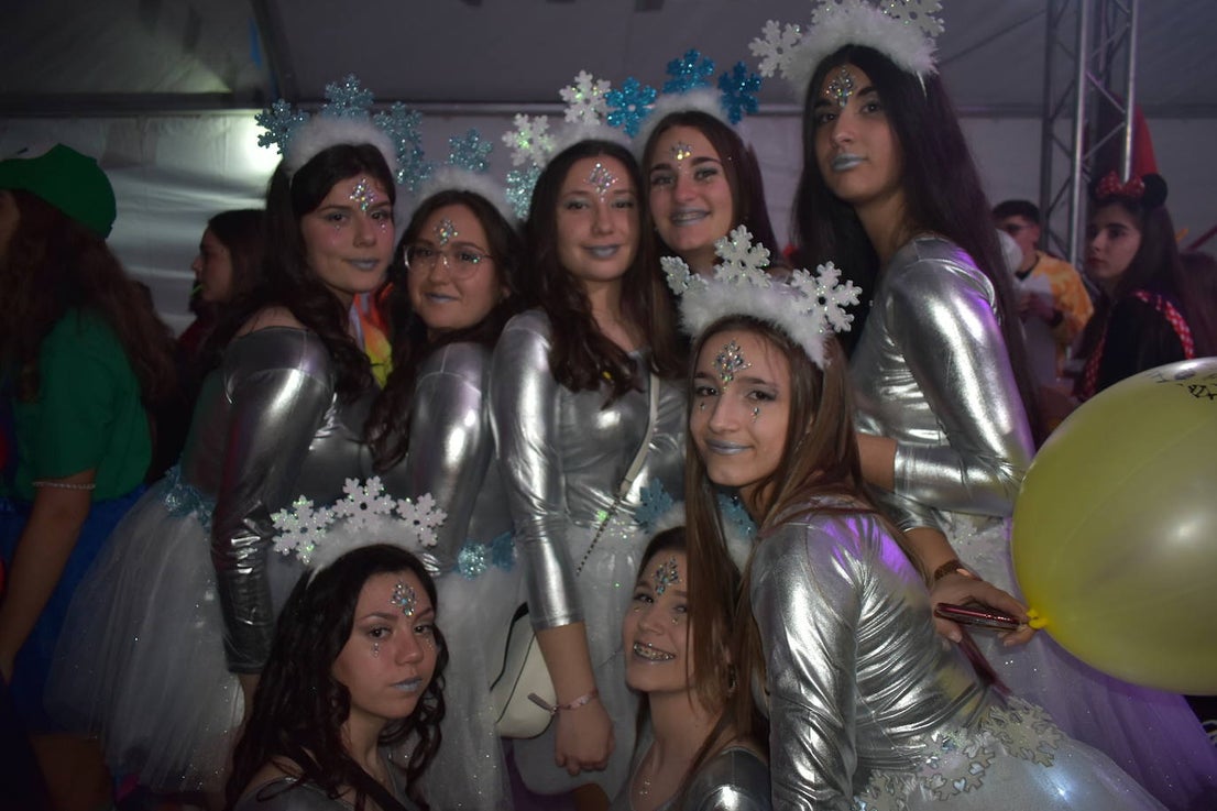 El fin de semana de Carnaval en Miajadas abrió lleno de actividades para el disfrute de pequeños y mayores.Los más pequeños deleitaron a los vecinos con sus desfiles llenos de color, con los colegios Sagrado Corazón, Nuestra Señora de Guadalupe, García Siñeriz o las escuelas Arco Iris, Majetes, y Jardín de Infancia Acuarela.Anoche se celebró el exitoso concurso de disfraces, un calentamiento para el Gran Desfile de Carnaval del sábado. Bajo el lema de este año 'La huerta miajadeña', más de 500 personas se concentraron en la carpa habilitada en la plaza. El primer premio, de 200 euros, fue a parar a manos del grupo de tractores 'El precio justo', el segundo premio, que consistía en 150 euros, fue otorgado al grupo 'Los paradores de Miajadas', y el cheque de 75 euros del tercer premio fue entregado al grupo 'Nos falta un hervor'. 