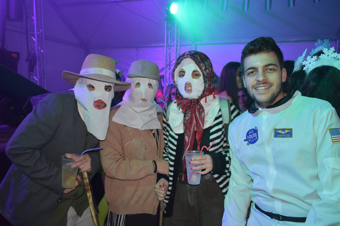 El fin de semana de Carnaval en Miajadas abrió lleno de actividades para el disfrute de pequeños y mayores.Los más pequeños deleitaron a los vecinos con sus desfiles llenos de color, con los colegios Sagrado Corazón, Nuestra Señora de Guadalupe, García Siñeriz o las escuelas Arco Iris, Majetes, y Jardín de Infancia Acuarela.Anoche se celebró el exitoso concurso de disfraces, un calentamiento para el Gran Desfile de Carnaval del sábado. Bajo el lema de este año 'La huerta miajadeña', más de 500 personas se concentraron en la carpa habilitada en la plaza. El primer premio, de 200 euros, fue a parar a manos del grupo de tractores 'El precio justo', el segundo premio, que consistía en 150 euros, fue otorgado al grupo 'Los paradores de Miajadas', y el cheque de 75 euros del tercer premio fue entregado al grupo 'Nos falta un hervor'. 