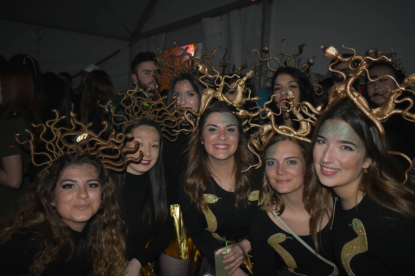 El fin de semana de Carnaval en Miajadas abrió lleno de actividades para el disfrute de pequeños y mayores.Los más pequeños deleitaron a los vecinos con sus desfiles llenos de color, con los colegios Sagrado Corazón, Nuestra Señora de Guadalupe, García Siñeriz o las escuelas Arco Iris, Majetes, y Jardín de Infancia Acuarela.Anoche se celebró el exitoso concurso de disfraces, un calentamiento para el Gran Desfile de Carnaval del sábado. Bajo el lema de este año 'La huerta miajadeña', más de 500 personas se concentraron en la carpa habilitada en la plaza. El primer premio, de 200 euros, fue a parar a manos del grupo de tractores 'El precio justo', el segundo premio, que consistía en 150 euros, fue otorgado al grupo 'Los paradores de Miajadas', y el cheque de 75 euros del tercer premio fue entregado al grupo 'Nos falta un hervor'. 