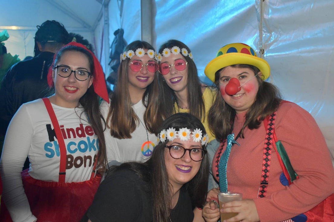 El fin de semana de Carnaval en Miajadas abrió lleno de actividades para el disfrute de pequeños y mayores.Los más pequeños deleitaron a los vecinos con sus desfiles llenos de color, con los colegios Sagrado Corazón, Nuestra Señora de Guadalupe, García Siñeriz o las escuelas Arco Iris, Majetes, y Jardín de Infancia Acuarela.Anoche se celebró el exitoso concurso de disfraces, un calentamiento para el Gran Desfile de Carnaval del sábado. Bajo el lema de este año 'La huerta miajadeña', más de 500 personas se concentraron en la carpa habilitada en la plaza. El primer premio, de 200 euros, fue a parar a manos del grupo de tractores 'El precio justo', el segundo premio, que consistía en 150 euros, fue otorgado al grupo 'Los paradores de Miajadas', y el cheque de 75 euros del tercer premio fue entregado al grupo 'Nos falta un hervor'. 