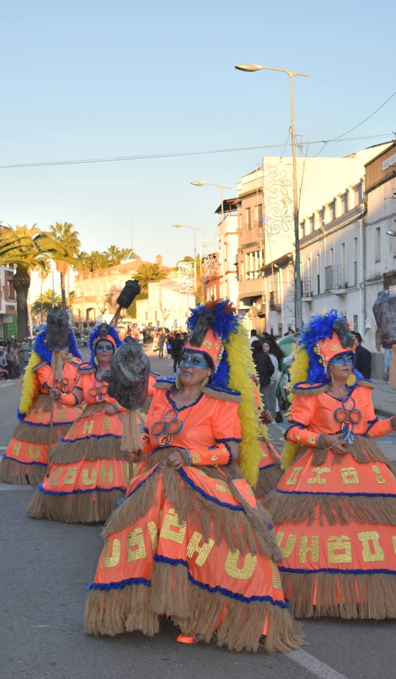 La tarde del pasado sábado 22 de febrero Miajadas acogió a cientos de personas que participaron en el Gran Desfile de Carnaval y asistieron a presenciarlo y disfrutarlo. La localidad se convirtió en un mundo de fantasía donde todo tenía cabida: Alaskas de diferentes edades, científicos locos, las Olimpiadas, luchadores de esgrima, astronautas, monstruos, caballeros, vikingos del futuro, arlequines, hortalizas que cobraron vida, piratas que llegaron desde muy muy lejos y traían su propia isla a cuestas, tribus llegadas desde tierras aún más lejanas, e incluso el mismísimo Buda. El mundo Disney fue el gran protagonista, con bailarines de fantasía, princesas hormonadas, madrastras malvadas, Blancanieves y el príncipe, Pinocho y Geppetto y Alicia en el País de las maravillas con un sombrerero loco multiplicado sobre sí mismo. El gran musical que marcó la vida de muchos y muchas adolescentes y el gran referente que es en sí misma la película 'Grease' llegó a Miajadas de mano de la comparsa 'Los Colegas'. Y, cómo no, la gran maestría de los músicos que amenizaron el desfile de más de 700 participantes y que, como merecía la ocasión, lucieron sus mejores galas. 