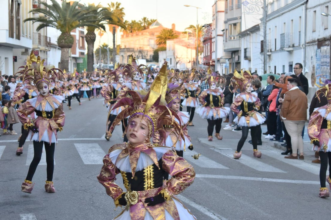 La tarde del pasado sábado 22 de febrero Miajadas acogió a cientos de personas que participaron en el Gran Desfile de Carnaval y asistieron a presenciarlo y disfrutarlo. La localidad se convirtió en un mundo de fantasía donde todo tenía cabida: Alaskas de diferentes edades, científicos locos, las Olimpiadas, luchadores de esgrima, astronautas, monstruos, caballeros, vikingos del futuro, arlequines, hortalizas que cobraron vida, piratas que llegaron desde muy muy lejos y traían su propia isla a cuestas, tribus llegadas desde tierras aún más lejanas, e incluso el mismísimo Buda. El mundo Disney fue el gran protagonista, con bailarines de fantasía, princesas hormonadas, madrastras malvadas, Blancanieves y el príncipe, Pinocho y Geppetto y Alicia en el País de las maravillas con un sombrerero loco multiplicado sobre sí mismo. El gran musical que marcó la vida de muchos y muchas adolescentes y el gran referente que es en sí misma la película 'Grease' llegó a Miajadas de mano de la comparsa 'Los Colegas'. Y, cómo no, la gran maestría de los músicos que amenizaron el desfile de más de 700 participantes y que, como merecía la ocasión, lucieron sus mejores galas. 