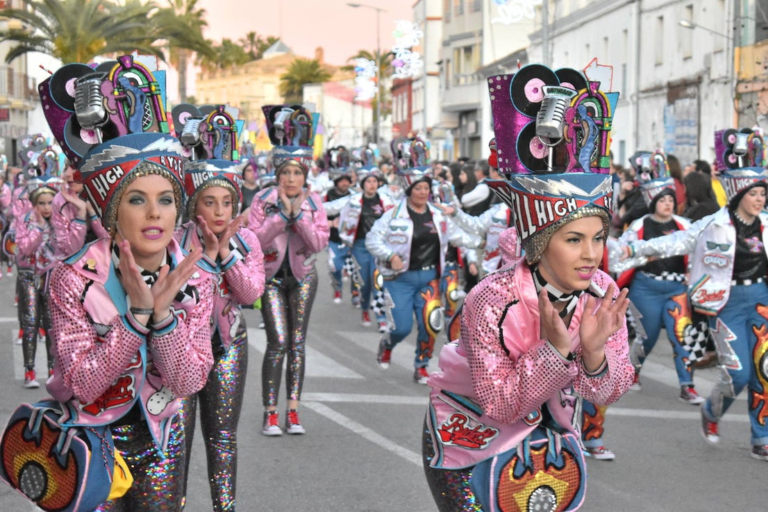La tarde del pasado sábado 22 de febrero Miajadas acogió a cientos de personas que participaron en el Gran Desfile de Carnaval y asistieron a presenciarlo y disfrutarlo. La localidad se convirtió en un mundo de fantasía donde todo tenía cabida: Alaskas de diferentes edades, científicos locos, las Olimpiadas, luchadores de esgrima, astronautas, monstruos, caballeros, vikingos del futuro, arlequines, hortalizas que cobraron vida, piratas que llegaron desde muy muy lejos y traían su propia isla a cuestas, tribus llegadas desde tierras aún más lejanas, e incluso el mismísimo Buda. El mundo Disney fue el gran protagonista, con bailarines de fantasía, princesas hormonadas, madrastras malvadas, Blancanieves y el príncipe, Pinocho y Geppetto y Alicia en el País de las maravillas con un sombrerero loco multiplicado sobre sí mismo. El gran musical que marcó la vida de muchos y muchas adolescentes y el gran referente que es en sí misma la película 'Grease' llegó a Miajadas de mano de la comparsa 'Los Colegas'. Y, cómo no, la gran maestría de los músicos que amenizaron el desfile de más de 700 participantes y que, como merecía la ocasión, lucieron sus mejores galas. 