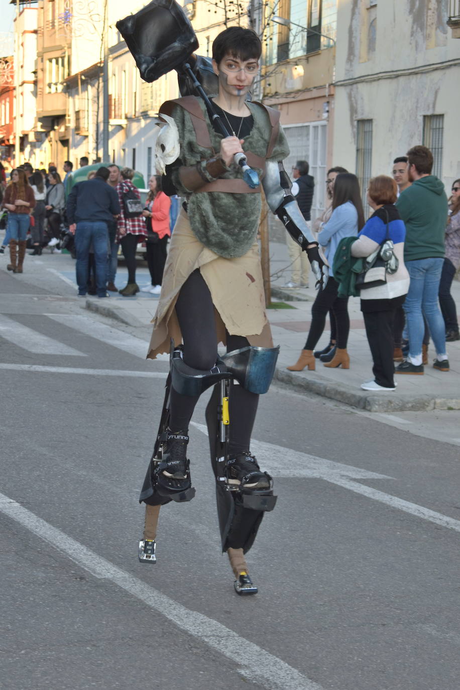 La tarde del pasado sábado 22 de febrero Miajadas acogió a cientos de personas que participaron en el Gran Desfile de Carnaval y asistieron a presenciarlo y disfrutarlo. La localidad se convirtió en un mundo de fantasía donde todo tenía cabida: Alaskas de diferentes edades, científicos locos, las Olimpiadas, luchadores de esgrima, astronautas, monstruos, caballeros, vikingos del futuro, arlequines, hortalizas que cobraron vida, piratas que llegaron desde muy muy lejos y traían su propia isla a cuestas, tribus llegadas desde tierras aún más lejanas, e incluso el mismísimo Buda. El mundo Disney fue el gran protagonista, con bailarines de fantasía, princesas hormonadas, madrastras malvadas, Blancanieves y el príncipe, Pinocho y Geppetto y Alicia en el País de las maravillas con un sombrerero loco multiplicado sobre sí mismo. El gran musical que marcó la vida de muchos y muchas adolescentes y el gran referente que es en sí misma la película 'Grease' llegó a Miajadas de mano de la comparsa 'Los Colegas'. Y, cómo no, la gran maestría de los músicos que amenizaron el desfile de más de 700 participantes y que, como merecía la ocasión, lucieron sus mejores galas. 