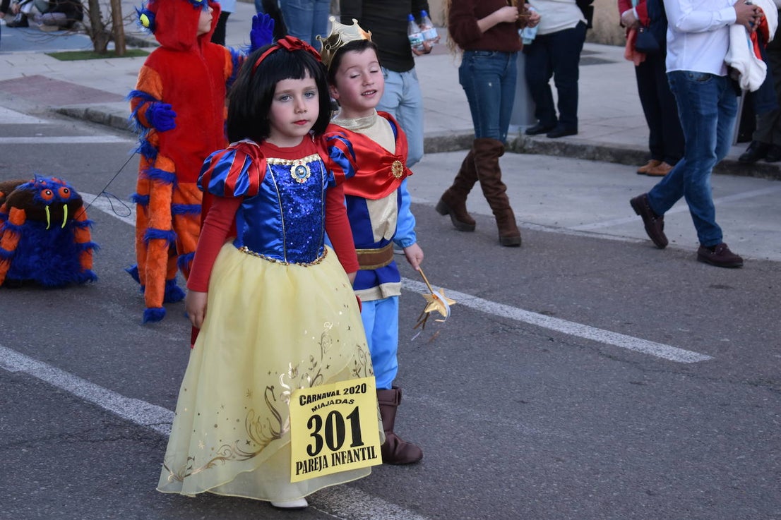 La tarde del pasado sábado 22 de febrero Miajadas acogió a cientos de personas que participaron en el Gran Desfile de Carnaval y asistieron a presenciarlo y disfrutarlo. La localidad se convirtió en un mundo de fantasía donde todo tenía cabida: Alaskas de diferentes edades, científicos locos, las Olimpiadas, luchadores de esgrima, astronautas, monstruos, caballeros, vikingos del futuro, arlequines, hortalizas que cobraron vida, piratas que llegaron desde muy muy lejos y traían su propia isla a cuestas, tribus llegadas desde tierras aún más lejanas, e incluso el mismísimo Buda. El mundo Disney fue el gran protagonista, con bailarines de fantasía, princesas hormonadas, madrastras malvadas, Blancanieves y el príncipe, Pinocho y Geppetto y Alicia en el País de las maravillas con un sombrerero loco multiplicado sobre sí mismo. El gran musical que marcó la vida de muchos y muchas adolescentes y el gran referente que es en sí misma la película 'Grease' llegó a Miajadas de mano de la comparsa 'Los Colegas'. Y, cómo no, la gran maestría de los músicos que amenizaron el desfile de más de 700 participantes y que, como merecía la ocasión, lucieron sus mejores galas. 