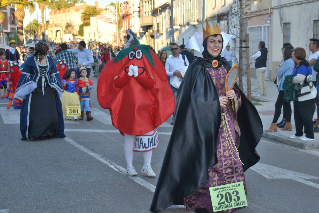La tarde del pasado sábado 22 de febrero Miajadas acogió a cientos de personas que participaron en el Gran Desfile de Carnaval y asistieron a presenciarlo y disfrutarlo. La localidad se convirtió en un mundo de fantasía donde todo tenía cabida: Alaskas de diferentes edades, científicos locos, las Olimpiadas, luchadores de esgrima, astronautas, monstruos, caballeros, vikingos del futuro, arlequines, hortalizas que cobraron vida, piratas que llegaron desde muy muy lejos y traían su propia isla a cuestas, tribus llegadas desde tierras aún más lejanas, e incluso el mismísimo Buda. El mundo Disney fue el gran protagonista, con bailarines de fantasía, princesas hormonadas, madrastras malvadas, Blancanieves y el príncipe, Pinocho y Geppetto y Alicia en el País de las maravillas con un sombrerero loco multiplicado sobre sí mismo. El gran musical que marcó la vida de muchos y muchas adolescentes y el gran referente que es en sí misma la película 'Grease' llegó a Miajadas de mano de la comparsa 'Los Colegas'. Y, cómo no, la gran maestría de los músicos que amenizaron el desfile de más de 700 participantes y que, como merecía la ocasión, lucieron sus mejores galas. 