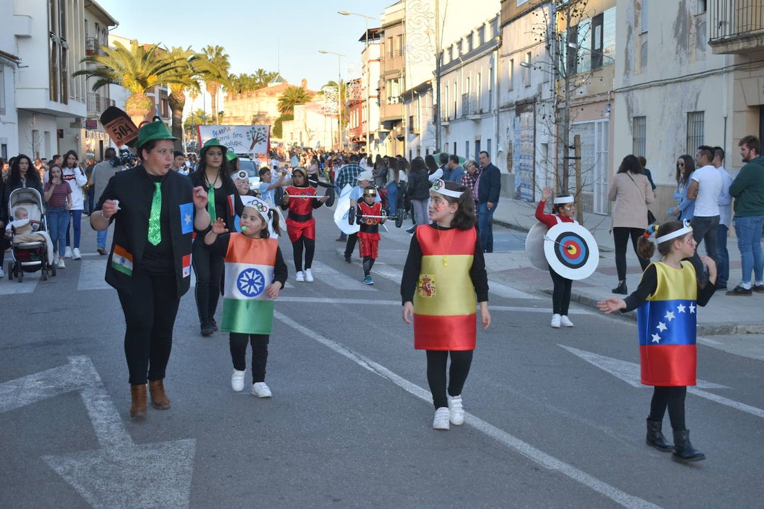 La tarde del pasado sábado 22 de febrero Miajadas acogió a cientos de personas que participaron en el Gran Desfile de Carnaval y asistieron a presenciarlo y disfrutarlo. La localidad se convirtió en un mundo de fantasía donde todo tenía cabida: Alaskas de diferentes edades, científicos locos, las Olimpiadas, luchadores de esgrima, astronautas, monstruos, caballeros, vikingos del futuro, arlequines, hortalizas que cobraron vida, piratas que llegaron desde muy muy lejos y traían su propia isla a cuestas, tribus llegadas desde tierras aún más lejanas, e incluso el mismísimo Buda. El mundo Disney fue el gran protagonista, con bailarines de fantasía, princesas hormonadas, madrastras malvadas, Blancanieves y el príncipe, Pinocho y Geppetto y Alicia en el País de las maravillas con un sombrerero loco multiplicado sobre sí mismo. El gran musical que marcó la vida de muchos y muchas adolescentes y el gran referente que es en sí misma la película 'Grease' llegó a Miajadas de mano de la comparsa 'Los Colegas'. Y, cómo no, la gran maestría de los músicos que amenizaron el desfile de más de 700 participantes y que, como merecía la ocasión, lucieron sus mejores galas. 