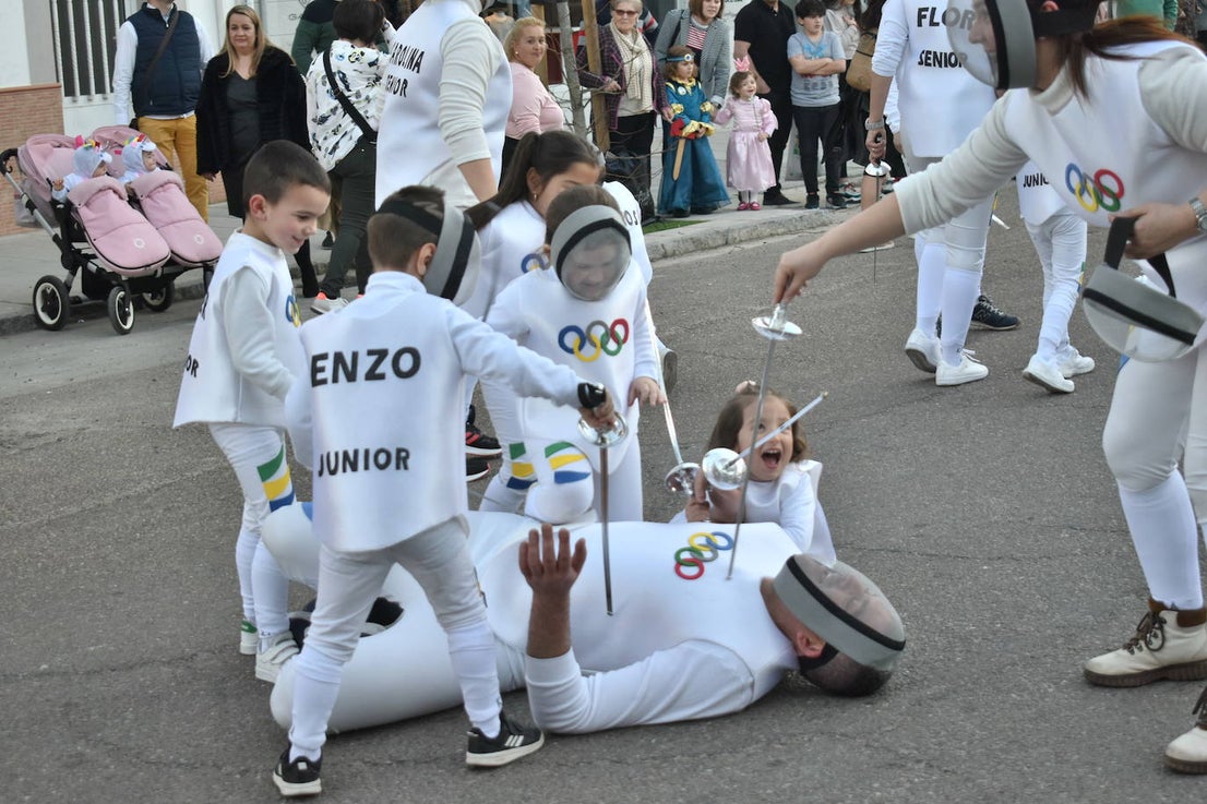 La tarde del pasado sábado 22 de febrero Miajadas acogió a cientos de personas que participaron en el Gran Desfile de Carnaval y asistieron a presenciarlo y disfrutarlo. La localidad se convirtió en un mundo de fantasía donde todo tenía cabida: Alaskas de diferentes edades, científicos locos, las Olimpiadas, luchadores de esgrima, astronautas, monstruos, caballeros, vikingos del futuro, arlequines, hortalizas que cobraron vida, piratas que llegaron desde muy muy lejos y traían su propia isla a cuestas, tribus llegadas desde tierras aún más lejanas, e incluso el mismísimo Buda. El mundo Disney fue el gran protagonista, con bailarines de fantasía, princesas hormonadas, madrastras malvadas, Blancanieves y el príncipe, Pinocho y Geppetto y Alicia en el País de las maravillas con un sombrerero loco multiplicado sobre sí mismo. El gran musical que marcó la vida de muchos y muchas adolescentes y el gran referente que es en sí misma la película 'Grease' llegó a Miajadas de mano de la comparsa 'Los Colegas'. Y, cómo no, la gran maestría de los músicos que amenizaron el desfile de más de 700 participantes y que, como merecía la ocasión, lucieron sus mejores galas. 