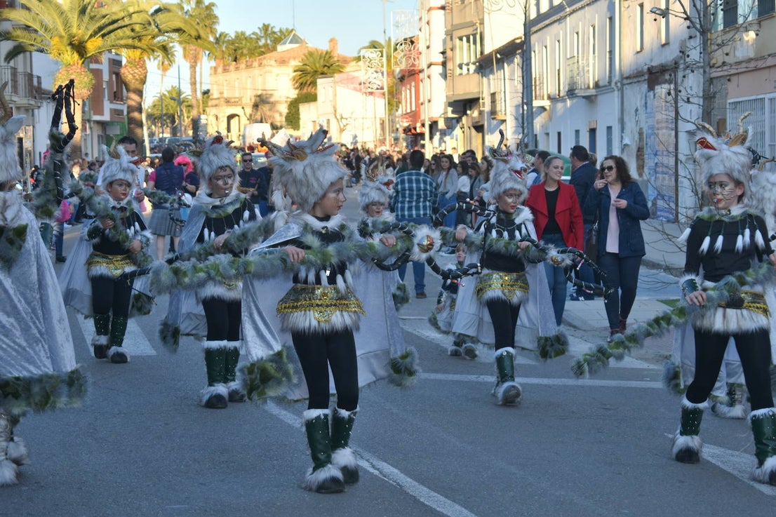 La tarde del pasado sábado 22 de febrero Miajadas acogió a cientos de personas que participaron en el Gran Desfile de Carnaval y asistieron a presenciarlo y disfrutarlo. La localidad se convirtió en un mundo de fantasía donde todo tenía cabida: Alaskas de diferentes edades, científicos locos, las Olimpiadas, luchadores de esgrima, astronautas, monstruos, caballeros, vikingos del futuro, arlequines, hortalizas que cobraron vida, piratas que llegaron desde muy muy lejos y traían su propia isla a cuestas, tribus llegadas desde tierras aún más lejanas, e incluso el mismísimo Buda. El mundo Disney fue el gran protagonista, con bailarines de fantasía, princesas hormonadas, madrastras malvadas, Blancanieves y el príncipe, Pinocho y Geppetto y Alicia en el País de las maravillas con un sombrerero loco multiplicado sobre sí mismo. El gran musical que marcó la vida de muchos y muchas adolescentes y el gran referente que es en sí misma la película 'Grease' llegó a Miajadas de mano de la comparsa 'Los Colegas'. Y, cómo no, la gran maestría de los músicos que amenizaron el desfile de más de 700 participantes y que, como merecía la ocasión, lucieron sus mejores galas. 