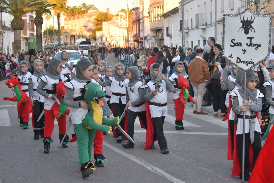 La tarde del pasado sábado 22 de febrero Miajadas acogió a cientos de personas que participaron en el Gran Desfile de Carnaval y asistieron a presenciarlo y disfrutarlo. La localidad se convirtió en un mundo de fantasía donde todo tenía cabida: Alaskas de diferentes edades, científicos locos, las Olimpiadas, luchadores de esgrima, astronautas, monstruos, caballeros, vikingos del futuro, arlequines, hortalizas que cobraron vida, piratas que llegaron desde muy muy lejos y traían su propia isla a cuestas, tribus llegadas desde tierras aún más lejanas, e incluso el mismísimo Buda. El mundo Disney fue el gran protagonista, con bailarines de fantasía, princesas hormonadas, madrastras malvadas, Blancanieves y el príncipe, Pinocho y Geppetto y Alicia en el País de las maravillas con un sombrerero loco multiplicado sobre sí mismo. El gran musical que marcó la vida de muchos y muchas adolescentes y el gran referente que es en sí misma la película 'Grease' llegó a Miajadas de mano de la comparsa 'Los Colegas'. Y, cómo no, la gran maestría de los músicos que amenizaron el desfile de más de 700 participantes y que, como merecía la ocasión, lucieron sus mejores galas. 