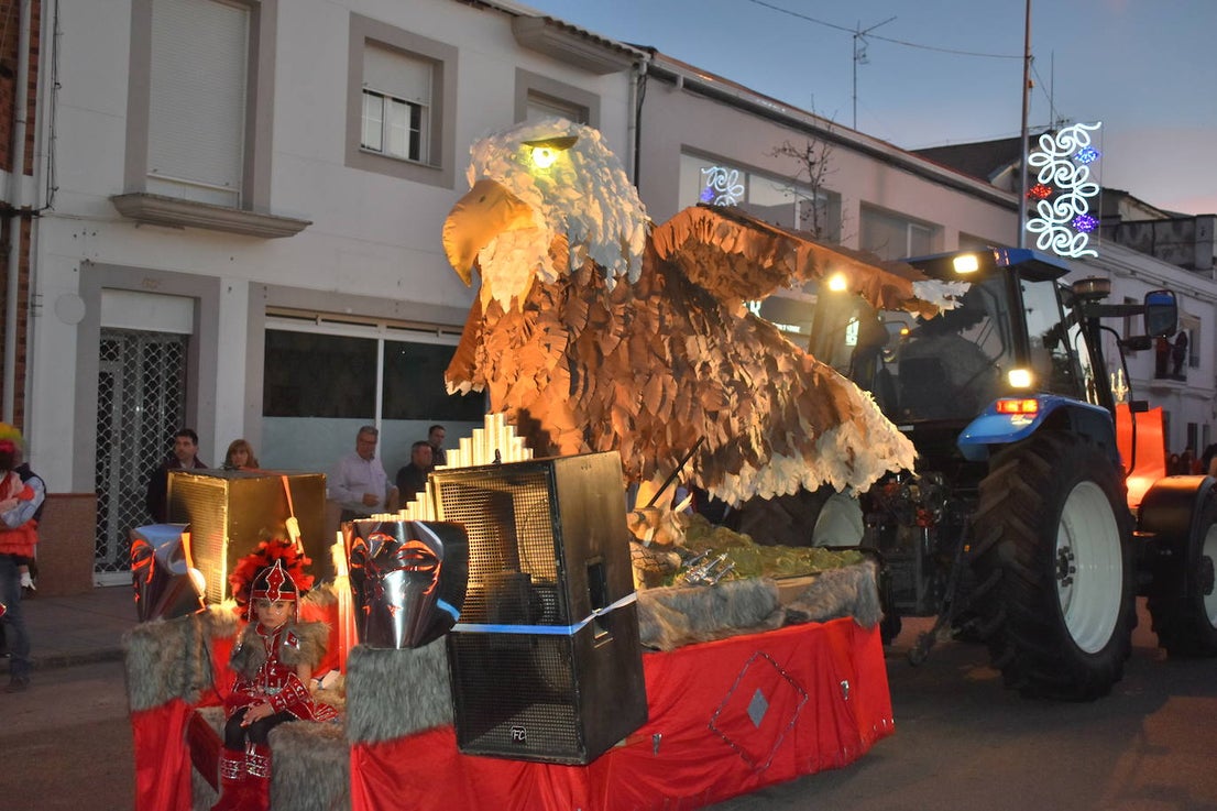 La tarde del pasado sábado 22 de febrero Miajadas acogió a cientos de personas que participaron en el Gran Desfile de Carnaval y asistieron a presenciarlo y disfrutarlo. La localidad se convirtió en un mundo de fantasía donde todo tenía cabida: Alaskas de diferentes edades, científicos locos, las Olimpiadas, luchadores de esgrima, astronautas, monstruos, caballeros, vikingos del futuro, arlequines, hortalizas que cobraron vida, piratas que llegaron desde muy muy lejos y traían su propia isla a cuestas, tribus llegadas desde tierras aún más lejanas, e incluso el mismísimo Buda. El mundo Disney fue el gran protagonista, con bailarines de fantasía, princesas hormonadas, madrastras malvadas, Blancanieves y el príncipe, Pinocho y Geppetto y Alicia en el País de las maravillas con un sombrerero loco multiplicado sobre sí mismo. El gran musical que marcó la vida de muchos y muchas adolescentes y el gran referente que es en sí misma la película 'Grease' llegó a Miajadas de mano de la comparsa 'Los Colegas'. Y, cómo no, la gran maestría de los músicos que amenizaron el desfile de más de 700 participantes y que, como merecía la ocasión, lucieron sus mejores galas. 