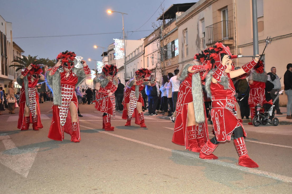 La tarde del pasado sábado 22 de febrero Miajadas acogió a cientos de personas que participaron en el Gran Desfile de Carnaval y asistieron a presenciarlo y disfrutarlo. La localidad se convirtió en un mundo de fantasía donde todo tenía cabida: Alaskas de diferentes edades, científicos locos, las Olimpiadas, luchadores de esgrima, astronautas, monstruos, caballeros, vikingos del futuro, arlequines, hortalizas que cobraron vida, piratas que llegaron desde muy muy lejos y traían su propia isla a cuestas, tribus llegadas desde tierras aún más lejanas, e incluso el mismísimo Buda. El mundo Disney fue el gran protagonista, con bailarines de fantasía, princesas hormonadas, madrastras malvadas, Blancanieves y el príncipe, Pinocho y Geppetto y Alicia en el País de las maravillas con un sombrerero loco multiplicado sobre sí mismo. El gran musical que marcó la vida de muchos y muchas adolescentes y el gran referente que es en sí misma la película 'Grease' llegó a Miajadas de mano de la comparsa 'Los Colegas'. Y, cómo no, la gran maestría de los músicos que amenizaron el desfile de más de 700 participantes y que, como merecía la ocasión, lucieron sus mejores galas. 