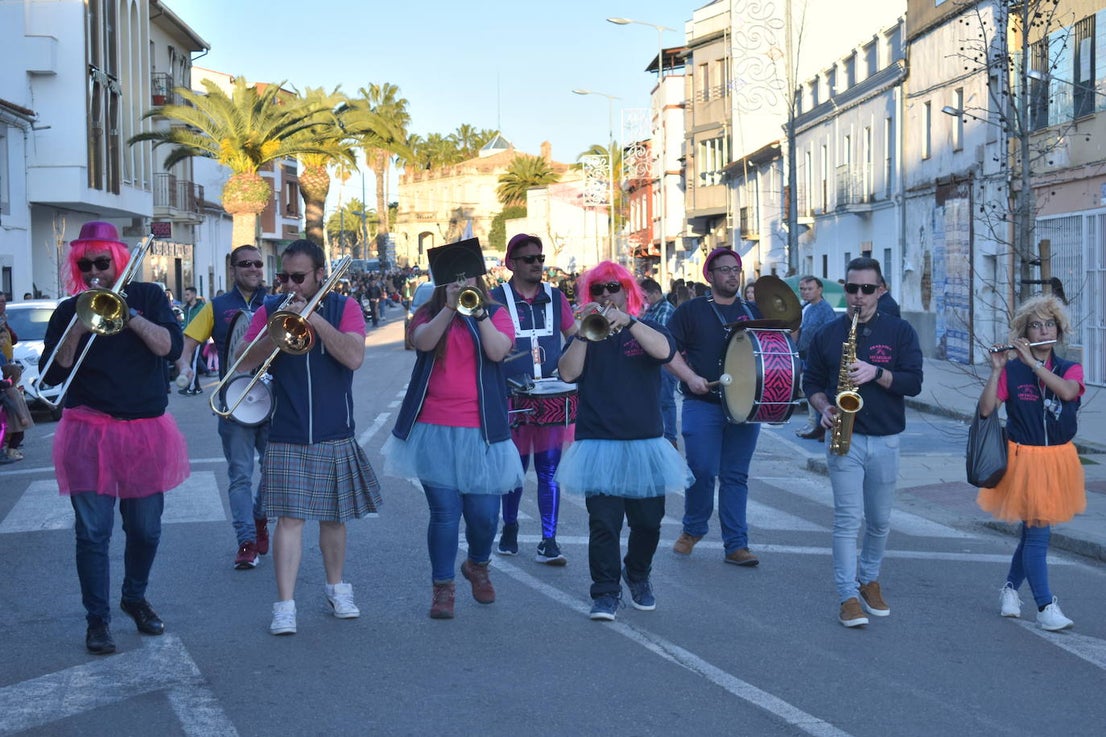 La tarde del pasado sábado 22 de febrero Miajadas acogió a cientos de personas que participaron en el Gran Desfile de Carnaval y asistieron a presenciarlo y disfrutarlo. La localidad se convirtió en un mundo de fantasía donde todo tenía cabida: Alaskas de diferentes edades, científicos locos, las Olimpiadas, luchadores de esgrima, astronautas, monstruos, caballeros, vikingos del futuro, arlequines, hortalizas que cobraron vida, piratas que llegaron desde muy muy lejos y traían su propia isla a cuestas, tribus llegadas desde tierras aún más lejanas, e incluso el mismísimo Buda. El mundo Disney fue el gran protagonista, con bailarines de fantasía, princesas hormonadas, madrastras malvadas, Blancanieves y el príncipe, Pinocho y Geppetto y Alicia en el País de las maravillas con un sombrerero loco multiplicado sobre sí mismo. El gran musical que marcó la vida de muchos y muchas adolescentes y el gran referente que es en sí misma la película 'Grease' llegó a Miajadas de mano de la comparsa 'Los Colegas'. Y, cómo no, la gran maestría de los músicos que amenizaron el desfile de más de 700 participantes y que, como merecía la ocasión, lucieron sus mejores galas. 