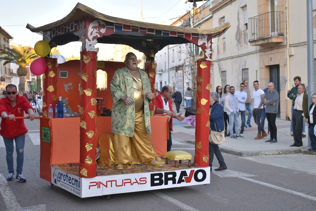 La tarde del pasado sábado 22 de febrero Miajadas acogió a cientos de personas que participaron en el Gran Desfile de Carnaval y asistieron a presenciarlo y disfrutarlo. La localidad se convirtió en un mundo de fantasía donde todo tenía cabida: Alaskas de diferentes edades, científicos locos, las Olimpiadas, luchadores de esgrima, astronautas, monstruos, caballeros, vikingos del futuro, arlequines, hortalizas que cobraron vida, piratas que llegaron desde muy muy lejos y traían su propia isla a cuestas, tribus llegadas desde tierras aún más lejanas, e incluso el mismísimo Buda. El mundo Disney fue el gran protagonista, con bailarines de fantasía, princesas hormonadas, madrastras malvadas, Blancanieves y el príncipe, Pinocho y Geppetto y Alicia en el País de las maravillas con un sombrerero loco multiplicado sobre sí mismo. El gran musical que marcó la vida de muchos y muchas adolescentes y el gran referente que es en sí misma la película 'Grease' llegó a Miajadas de mano de la comparsa 'Los Colegas'. Y, cómo no, la gran maestría de los músicos que amenizaron el desfile de más de 700 participantes y que, como merecía la ocasión, lucieron sus mejores galas. 