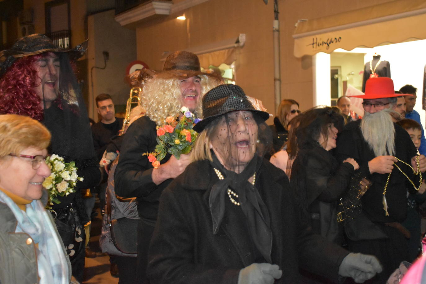 El entierro de la sardina mezcló risas y llantos a partes iguales 