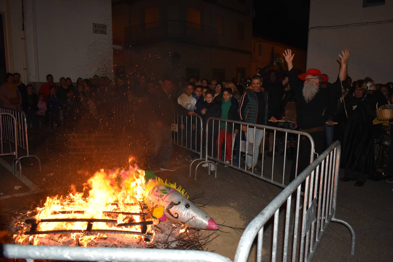 El 'cura' le dio el último adiós antes de lanzarla a la hoguera 